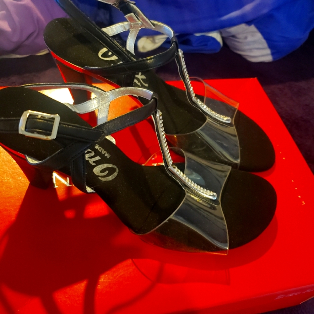 Onex glam sandals size 8